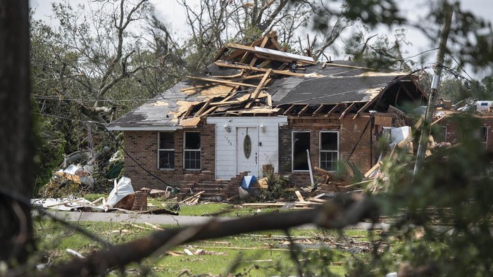 Rumah Rusak-Mobil Terguling Diterjang Tornado di Mississippi Badai tornado menerjang Mississippi, Amerika Serikat, Senin (19/6/2023) waktu setempat. Dahsyatnya badai menyebabkan kerusakan parah. Ini penampakannya.