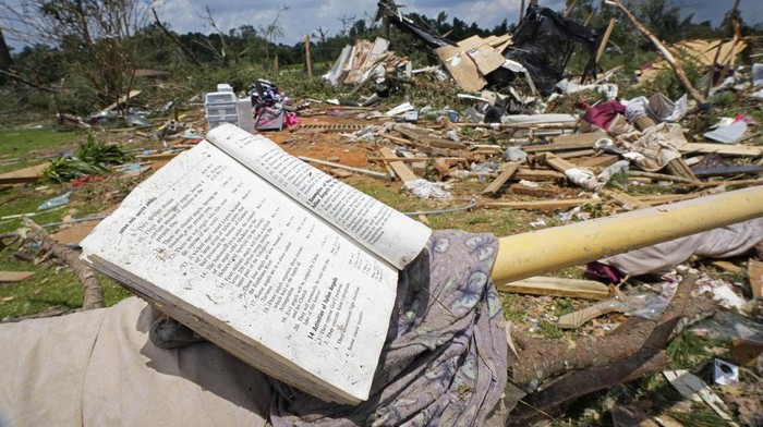Rumah Rusak-Mobil Terguling Diterjang Tornado di Mississippi Badai tornado menerjang Mississippi, Amerika Serikat, Senin (19/6/2023) waktu setempat. Dahsyatnya badai menyebabkan kerusakan parah. Ini penampakannya.