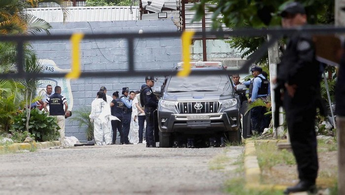 Rusuh di Penjara Wanita Honduras, 41 Orang Tewas The relative of an inmate reacts while others try to comfort her as they wait for news about their loved ones outside the Centro Femenino de Adaptacion Social (CEFAS) women's prison following deadly riot in Tamara, on the outskirts of Tegucigalpa, Honduras, June 20, 2023. REUTERS/Fredy Rodriguez TPX IMAGES OF THE DAY