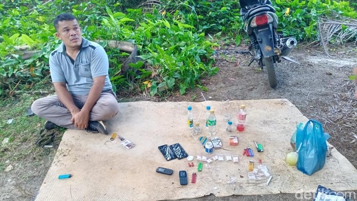 Salah satu pelaku yang kepergok pesta sabu di tengah kebun sawit di Asahan.