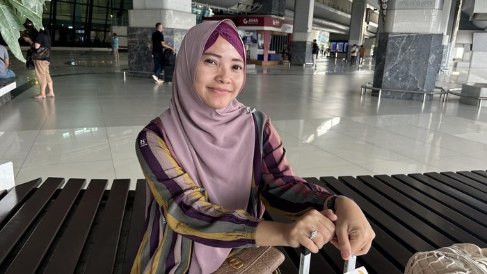 Salah satu pengunjung di Bandara Soetta, Tiyas