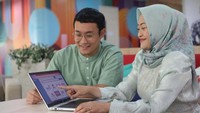 Nasabah CIMB Niaga Syariah melakukan transaksi pembelian hewan kurban secara digital menggunakan menu voucher pada internet banking OCTO Clicks di Jakarta, Rabu (21/6/2023).  