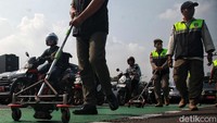 Mereka melakukan razia menggunakan penyapu ranjau paku buatan sendiri.