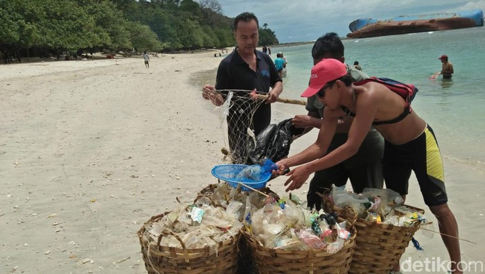 Sejumlah orang membersihkan sampah di laut Pangandaran.