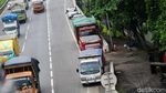 Duh, Truk Pasir Parkir di Bahu Jalan Tol Jakarta