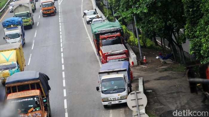 Sejumlah Truk Parkir di Bahu Jalan Tol Jakarta Sejumlah truk menepi di bahu jalan tol JORR, Jakarta. Padahal, bahu jalan tol tidak diperuntukkan untuk parkir.