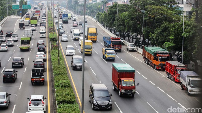 Sejumlah truk menepi di bahu jalan tol JORR, Jakarta. Padahal, bahu jalan tol tidak diperuntukkan untuk parkir.