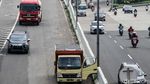 Duh, Truk Pasir Parkir di Bahu Jalan Tol Jakarta