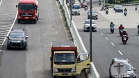 Biasanya, sopir truk parkir di bahu jalan karena melakukan perbaikan pada kendaraannya.  