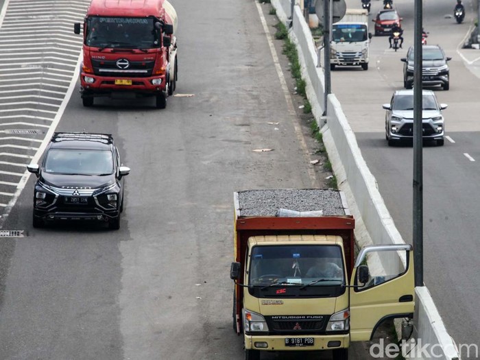 Sejumlah truk menepi di bahu jalan tol JORR, Jakarta. Padahal, bahu jalan tol tidak diperuntukkan untuk parkir.