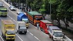 Duh, Truk Pasir Parkir di Bahu Jalan Tol Jakarta