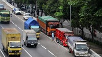 Sejumlah truk menepi di bahu jalan Tol JORR kawasan Cilandak, Jakarta, Rabu (21/6/2023) pukul 13.00 WIB.  