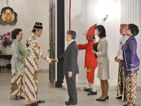 Sri Sultan Hamengku Buwono X dan GKR Hemas menyambut kedatangan Kaisar Jepang Hironomiya Naruhito di Bangsal Kencana, Keraton Jogja, Rabu (21/6/2023).
