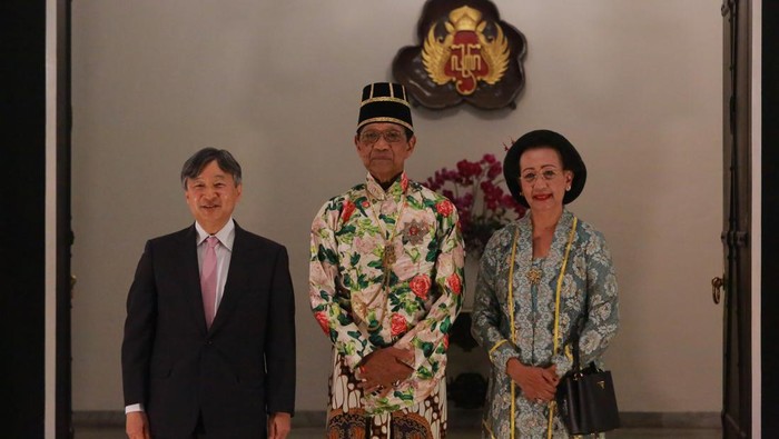 Sri Sultan HB X, GKR Hemas, dan Kaisar Jepang Hironomiya Naruhito berfoto bersama di Keraton Jogja, Rabu (21/6/2023).