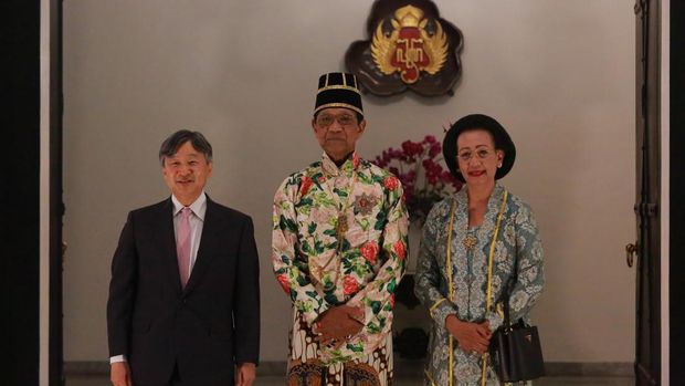 Sri Sultan HB X, GKR Hemas, dan Kaisar Jepang Hironomiya Naruhito berfoto bersama di Keraton Jogja, Rabu (21/6/2023).