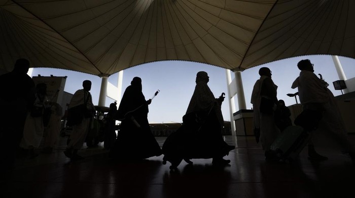 Suasana Bandara Internasional Jeddah Dipenuhi Jemaah Calon Haji Pilgrims arrive at the Hajj terminal at King Abdulaziz International Airport in Jeddah, Saudi Arabia, Tuesday, June 20, 2023. Hundreds of thousands of Muslims have arrived in the kingdom to participate in the annual Hajj pilgrimage, a ritual required of all able-bodied Muslims at least once in their life. (AP Photo/Amr Nabil)