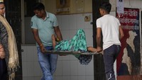 Seorang wanita lanjut usia yang menderita penyakit terkait panas dibawa ke rumah sakit distrik pemerintah yang penuh sesak di Ballia, negara bagian Uttar Pradesh, India, Selasa (20/6/2023). Tercatat ada 166 kasus kematian akibat heastroke, yakni 119 kasus di negara bagian Uttar Pradesh utara dan 47 kasus di Bihar.  