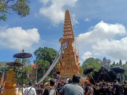 Suasana puncak kegiatan Pelebon Raja Denpasar IX atau Raja dari Puri Agung Denpasar, Ida Tjokorda Ngurah Jambe Pemecutan pada Rabu (21/6/2023) di kawasan Catur Muka Denpasar, Bali. (Ni Made Lastri Karsiani Putri-detikBali)