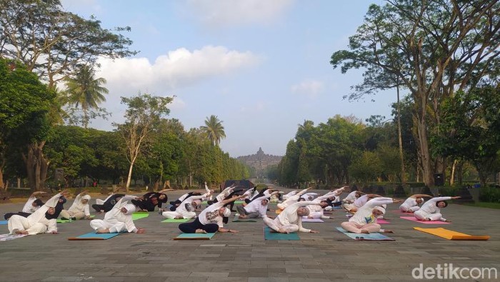 Suasana yoga di Marga Utama kompleks Candi Borobudur, Rabu (21/6/2023).