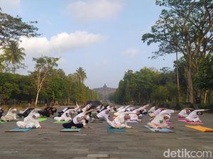 Syahdu Banget! Beryoga di Pelataran Borobudur Peringati Hari Yoga Sedunia