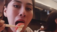 Puas makan yakitori, Syahnaz bergeser ke restoran lainnya. Ada menu tuna sushi yang dipesan Syahnaz sebagai kudapan lainnya. Foto: Instagram/syahnazs