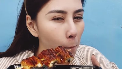 Seru! Syahnaz Sadiqah Jajan Yakitori hingga Sushi di Jepang