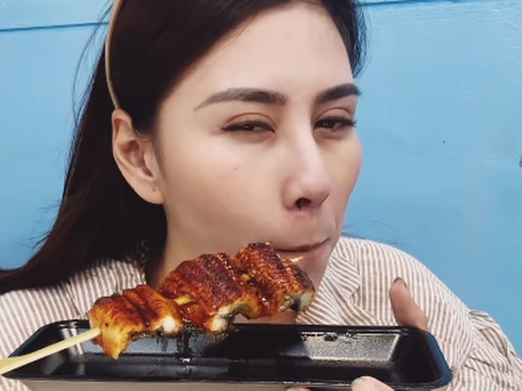 Seru! Syahnaz Sadiqah Jajan Yakitori hingga Sushi di Jepang
