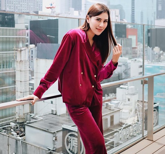 Syahnaz Sadiqah ramai dikabarkan selingkuh dengan lawan mainnya di FTV ‘Villa Curug Pengantin’, Rendy Kjaernett. Tuduhan selingkuh diungkap istri Rendy, Lady Nayoan, yang menyatakan bahwa hubungan terlarang mereka sudah terjalin sejak Juli 2022. Foto: Instagram/syahnazs