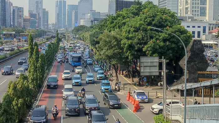 Taksi-Ojol Ngetem Depan Polda Metro, Jalan Gatot Subroto Macet Parah (Wildan/detikcom)