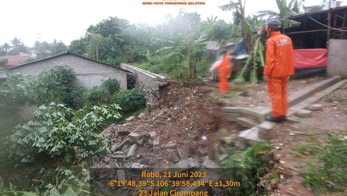 Tanggul 4 meter di Tangsel roboh
