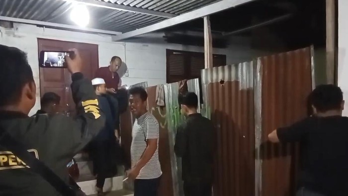 Tangkapan layar video saat warga menggerebek lokasi gudang yang diduga tempat pengoplosan BBM di Asahan