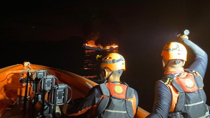 Tim Basarnas Bali saat berada di dekat lokasi KM Bandar Nelayan-271. (Dok. Basarnas Bali)