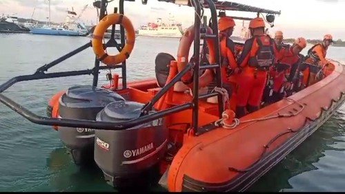Tim Basarnas berangkat ke lokasi KM Bandar Nelayan-271 yang terbakar di perairan selatan Bali. (Dok. Basarnas Bali)