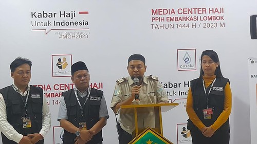 Tim Kesehatan Haji Indonesia (TKHI) Embarkasi Lombok Ferry Wardhana saat konferensi pers di Asrama Haji Lombok di Mataram pada Rabu (21/6/2023) sore.