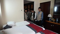Dalam tugas pengecekan kali ini, Timwas Haji DPR menemukan ada kamar yang isinya untuk lima orang. (Foto: Jaka/Metaksos DPR).