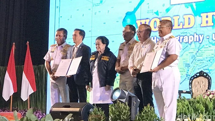 TNI AL memberikan brevet kehormatan hidro-oseanografi kepada Presiden ke-5 RI Megawati Soekarnoputri karena dinilai punya perhatian tinggi terhadap kemaritiman. (Firda CA/detikcom)