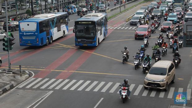 Transportasi umum dari TransJakarta MRT hingga LRT turun menjadi Rp1 pada 22 Juni 2023. Transportasi umum dari TransJakarta MRT hingga LRT turun menjadi Rp1 pada 22 Juni 2023. (CNBC Indonesia/Muhammad Sabki)