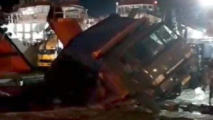 Truk sarat muatan terperosok di Pelabuhan Ketapang Banyuwangi