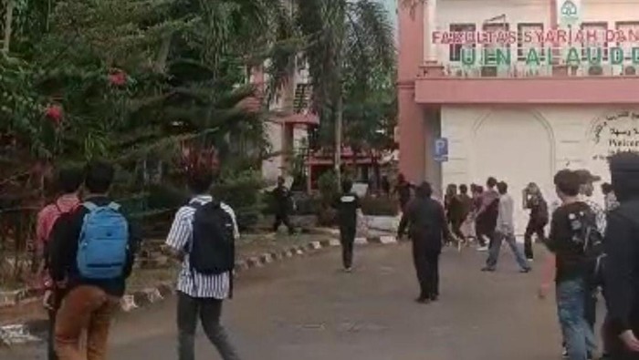 Dua kelompok mahasiswa UIN Alauddin Makassar, Sulawesi Selatan (Sulsel) terlibat kericuhan gegara terprovokasi.