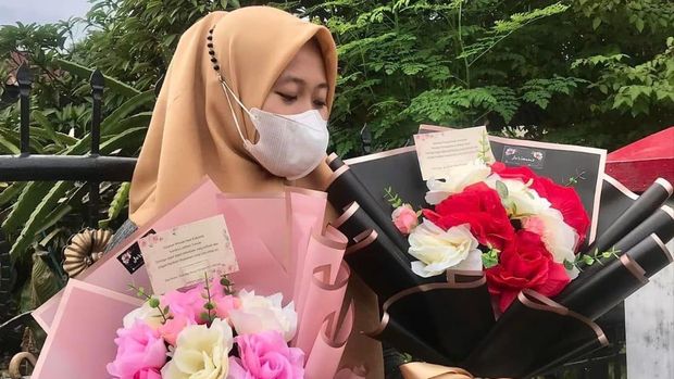 Eka Minarni dan buket bunga artifisial karyanya