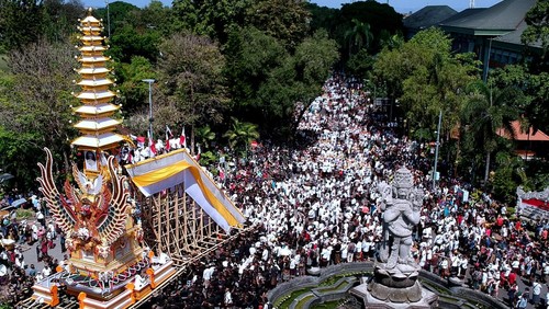 Sejumlah keluarga Puri Agung Denpasar memasukkan peti jenazah Raja Denpasar IX Ida Tjokorda Ngurah Jambe Pemecutan ke dalam bade atau menara usungan saat upacara Pelebon di Denpasar, Bali, Rabu (21/6/2023). Puncak upacara Pelebon Raja Denpasar IX yang meninggal pada 18 Februari 2023 itu disaksikan oleh ribuan warga dan wisatawan. ANTARA FOTO/Nyoman Hendra Wibowo/YU