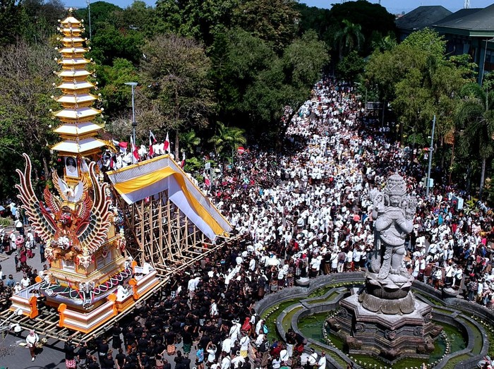 Sejumlah keluarga Puri Agung Denpasar memasukkan peti jenazah Raja Denpasar IX Ida Tjokorda Ngurah Jambe Pemecutan ke dalam bade atau menara usungan saat upacara Pelebon di Denpasar, Bali, Rabu (21/6/2023). Puncak upacara Pelebon Raja Denpasar IX yang meninggal pada 18 Februari 2023 itu disaksikan oleh ribuan warga dan wisatawan. ANTARA FOTO/Nyoman Hendra Wibowo/YU