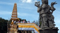 Sejumlah keluarga Puri Agung Denpasar memasukkan peti jenazah Raja Denpasar IX Ida Tjokorda Ngurah Jambe Pemecutan ke dalam bade atau menara usungan saat upacara Pelebon.  