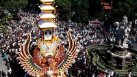 Foto udara umat Hindu yang melakukan rangkaian ritual di dekat bade atau menara usungan jenazah Raja Denpasar IX Ida Tjokorda Ngurah Jambe Pemecutan saat upacara Pelebon di Denpasar, Bali, Rabu (21/6/2023).  