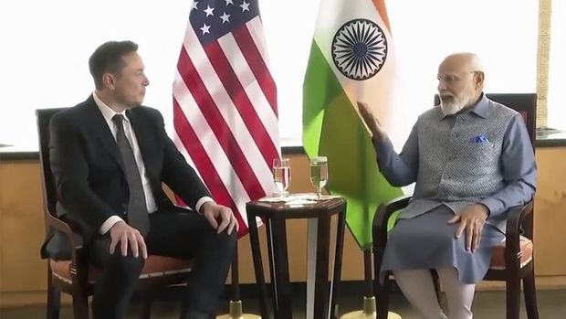 Perdana Menteri India Narendra Modi bertemu dengan CEO Tesla dan SpaceX Elon Musk dalam pertemuan di New York, Selasa, 20 Juni 2023.( Saluran Youtube Narendra Modi melalui AP)