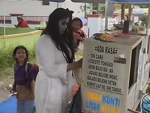Wanita Pekalongan Ini Jual Papeda Pakai Kostum Kuntilanak, Gayanya Viral
