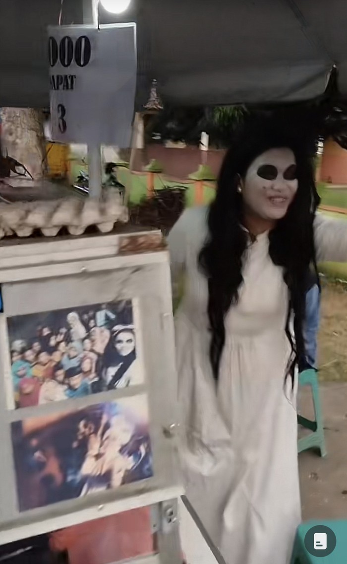 Wanita yang menjual papeda telur puyuh ini viral karena mengenakan kostum kuntilanak.