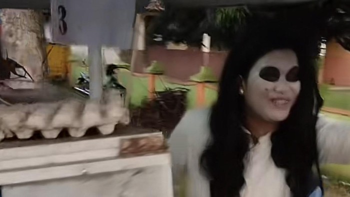 Wanita yang menjual papeda telur puyuh ini viral karena mengenakan kostum kuntilanak.