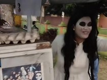 5 Penjual Makanan Tampil Nyentrik Pakai Kostum Kartun hingga Hantu
