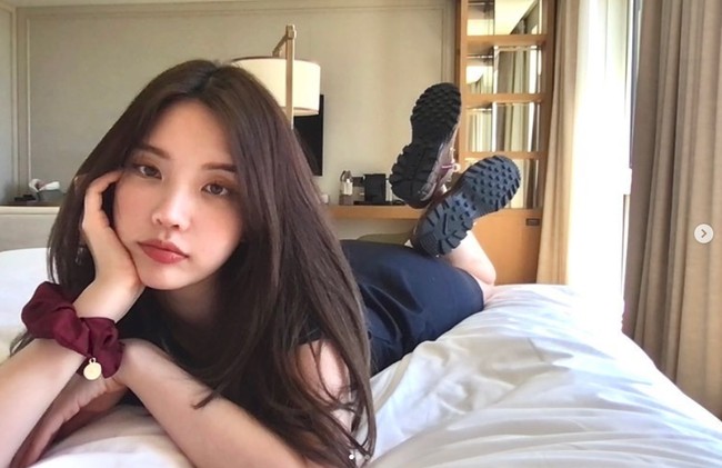 Meskipun tidak dibenarkan oleh agensi, tak sedikit penggemar Park Seo Joon yang patah hati dan menganggap aktor 34 tahun itu benar-benar berpacaran dengan xooos. Foto: dok. Instagram @xooos_